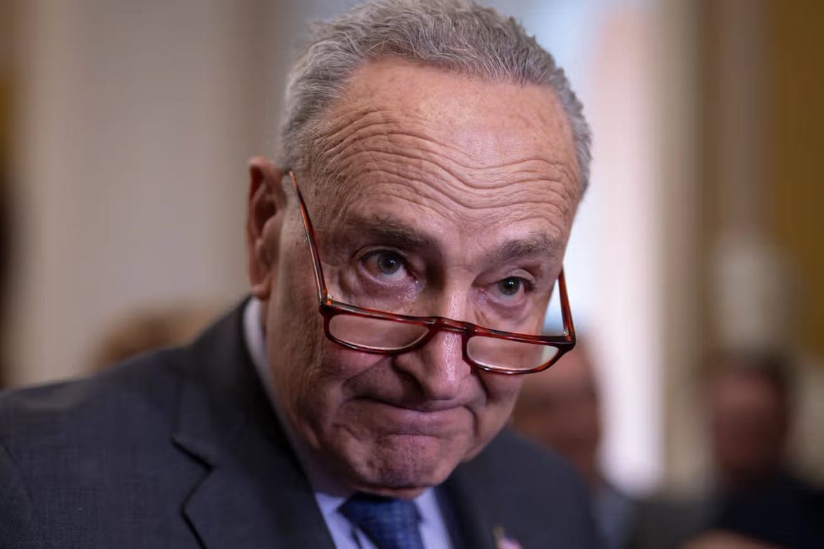 🚨 NEW BOMBSHELL DROP
So it turns out Chuck Schumer was secretly begging behind closed doors to drag the government shutdown all the way into THANKSGIVING… just to hurt Americans and squeeze political leverage. Straight from CNN.
Schumer wasn’t just “discussing strategy.”
He was