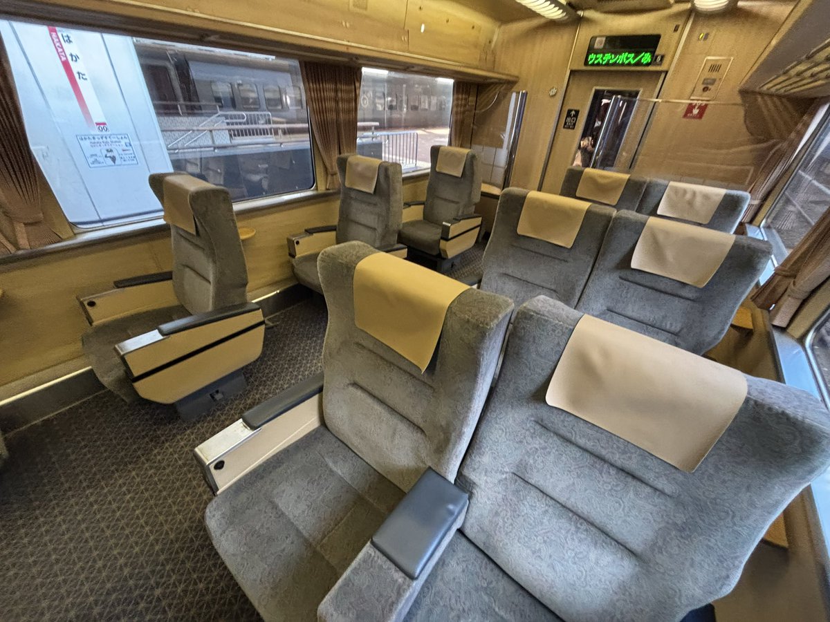 aho1go's tweet image. グリーン車誰もいない。寂しくなんかないよ