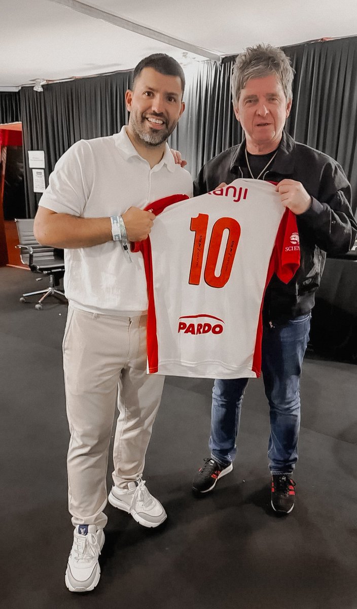 Esta noche seremos estrellas de rock and roll.

<a href="/aguerosergiokun/">Sergio Kun Aguero</a> 🤝 <a href="/oasis/">Oasis</a>

#TodoRojo 🔴