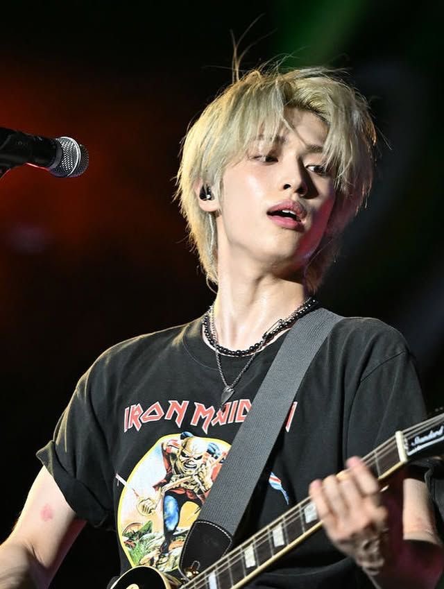 xdinaryliv's tweet image. my perfume + my bias 🖤