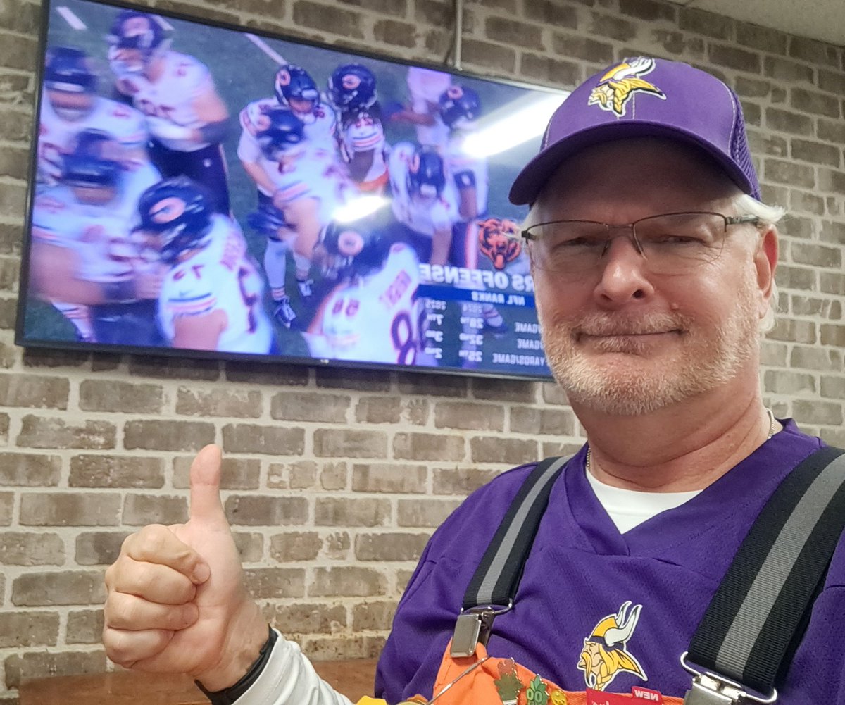 We lost in the last 4 seconds?! It's hard being a Vikings fan!
At least my friend, Anne-Marie, stopped by and cheered me up at work during the loss...🏈🏈🏈🙄
