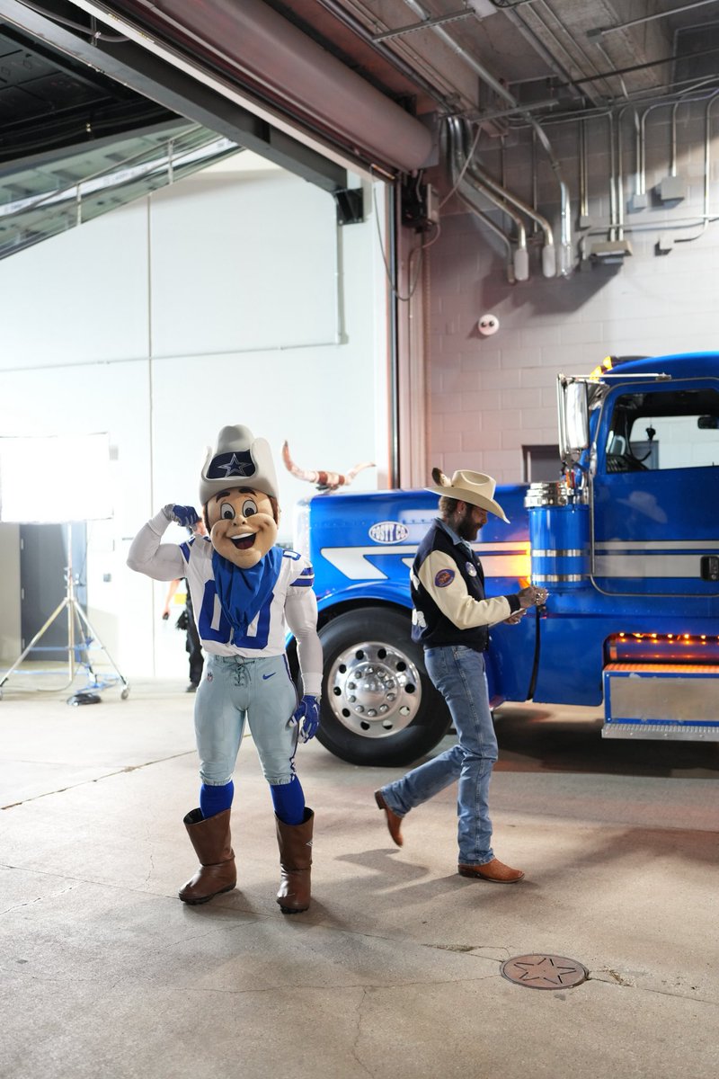 PostMalone's tweet image. honored to be part of the @dallascowboys @salvationarmyus red kettle kickoff halftime show. see y’all on thanksgiving 🍻