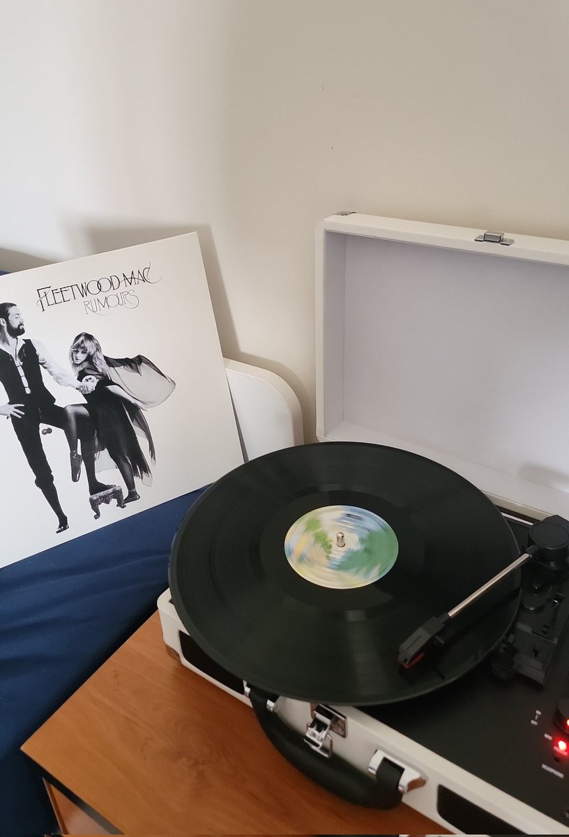 dimplesmoon's tweet image. hj eu decidi ser performática e estudar ouvindo música bem assim