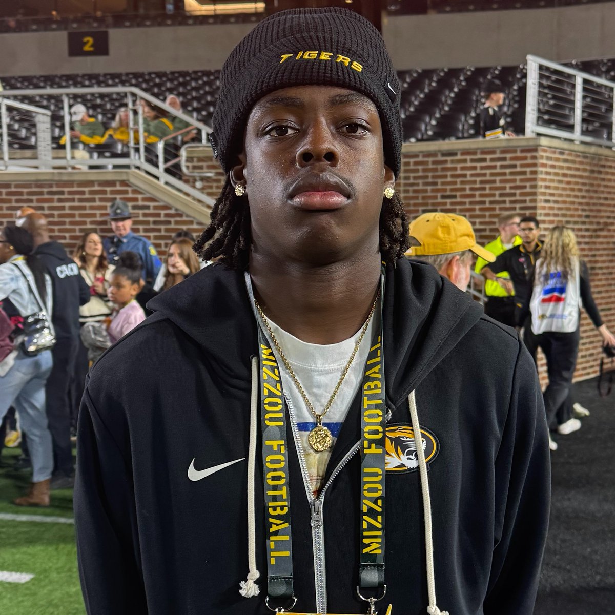 #Mizzou became the ninth program to offer Top 100 four-star tight end Jevyn Severson, and Rivals300 defensive back Jordan Haskins finally got to Columbia.

Here's a notebook from Saturday with inserts on commits, rising targets and East St. Louis visitors: on3.com/sites/mizzou-t…
