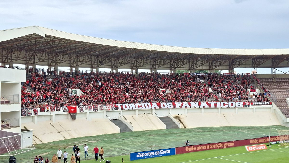 celso_gallo's tweet photo. Cerca de 30 ônibus vieram do Paraná. A torcida do Athletico lotou o espaço visitante e fez uma bonita festa na Fonte Luminosa. https://t.co/P0qXqULZKd