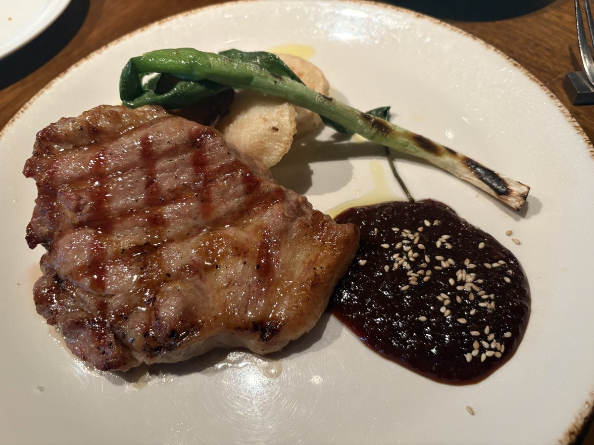 kzn_the_drum's tweet photo. 金華豚のロースト
ひと口食べた瞬間、地球のどこかで、黄金に縁取られた華が一輪咲いたのがわかった。 https://t.co/twg3Wl0gsE