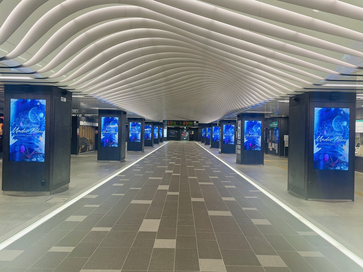 New Live Film
Arena Tour 2025 #UnderBlue リリース記念💿
神戸・三宮駅にて広告ジャック🚇⚡️

Anniversary Live UNDERCOVER開催地となる
JR/阪神/神戸市営地下鉄の三宮駅広告
「Eve Arena Tour 2025 [Under Blue]」
ビジュアル掲出に加え、ライブ映像ダイジェストを本日より放映中👁️‍🗨️ (11/23迄)