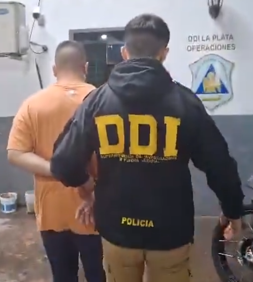 🔴Detuvieron al violador de la chica de City Bell, La Plata
Su nombre es Jonathan Andrés Peralta, tiene 32 años, es sargento en actividad de la policía bonaerense, con domicilio en Florencio Varela. Había hecho un seguimiento y acoso de la chica, previo a secuestrarla y violarla