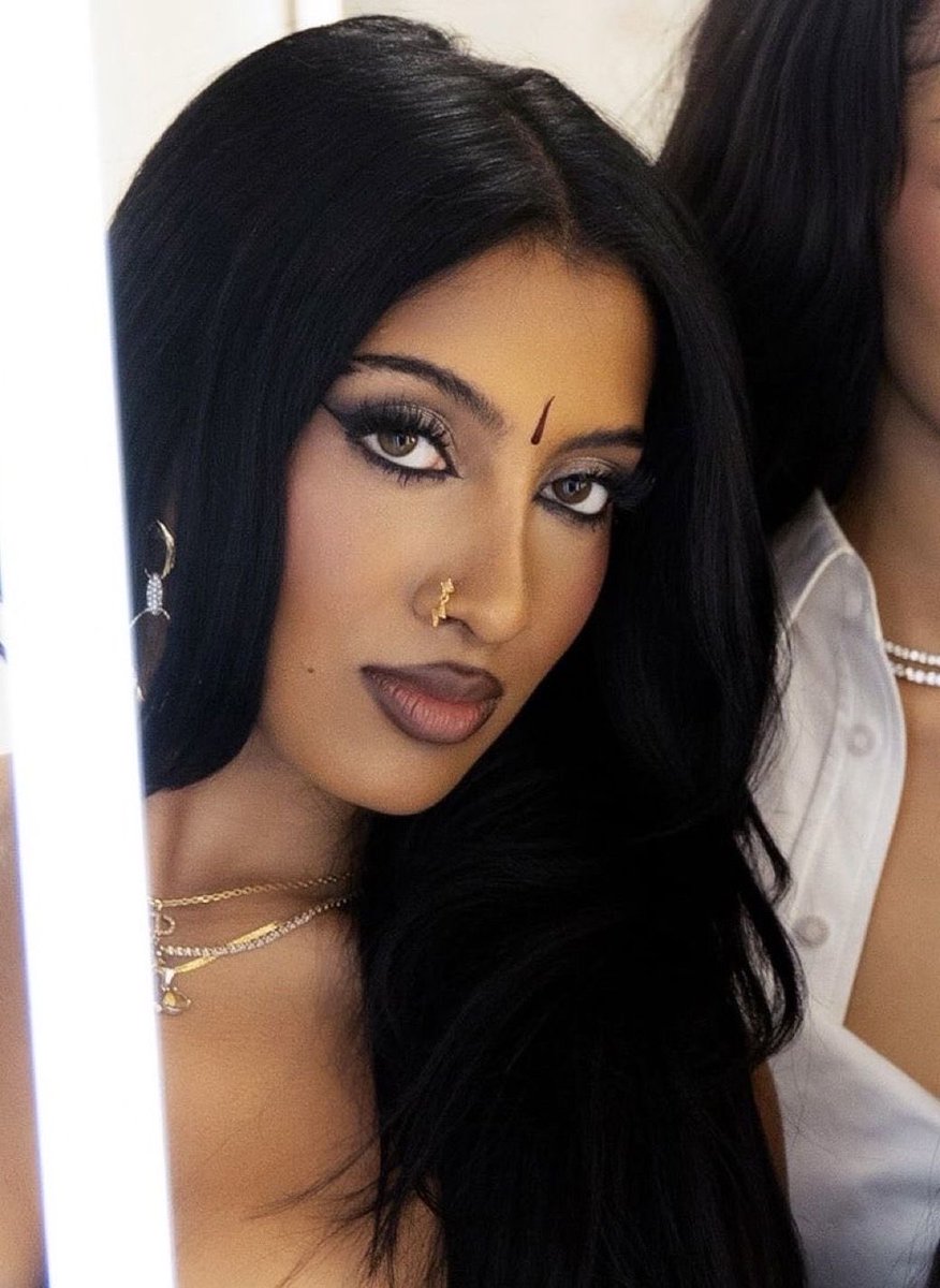 sialaterrrr's tweet image. people saying lara looks like jafar…can we be serious