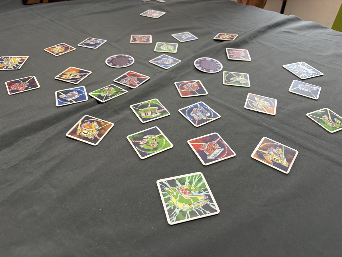 CelestialCrownC's tweet image. 2025/11/9
#新宿クローズ:#LightSpeed:Arena
メガ粒子砲←4人戦
1手毎制限時間内に引いた宇宙船を置き、全部置いたらアプリで撮影、デジタル処理。自船のビームが当たると敵船を撃墜したりで加点される。
1戦10分程度のスピード感、素晴らしい。ビームが直線で意外と当てられないのも良い。優秀。