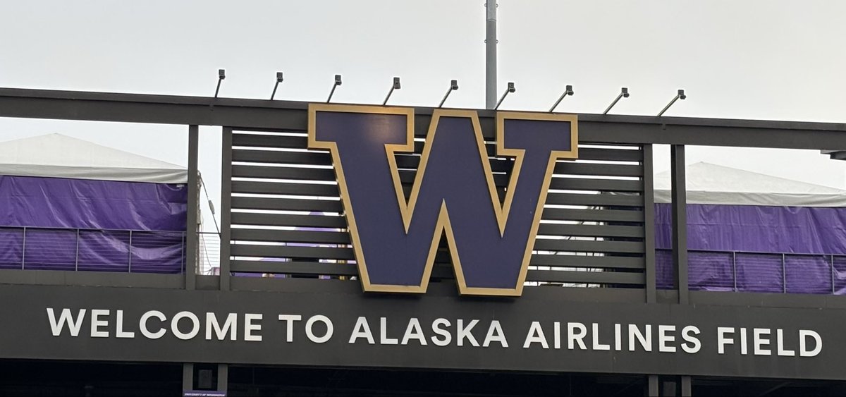 Gold Fedora Guy tweet media