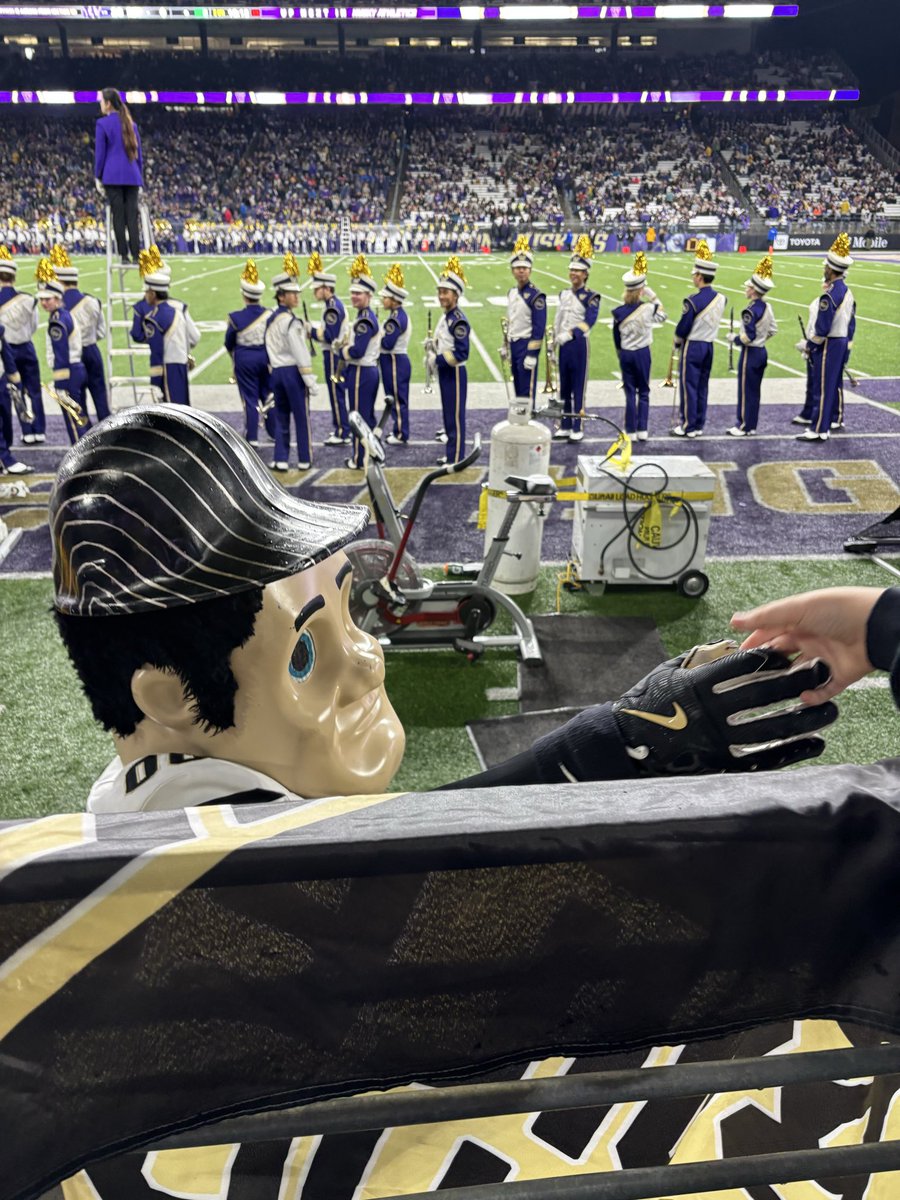 Gold Fedora Guy tweet media