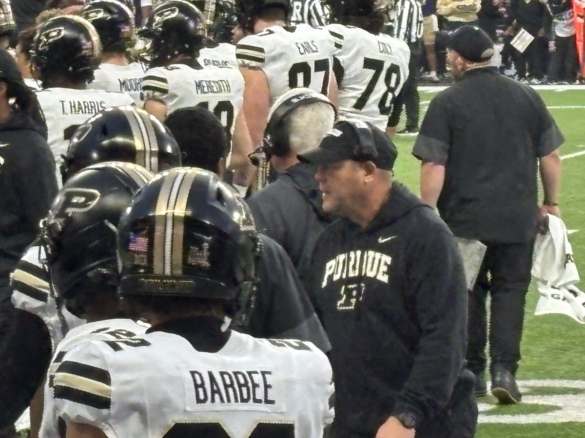 Gold Fedora Guy tweet media