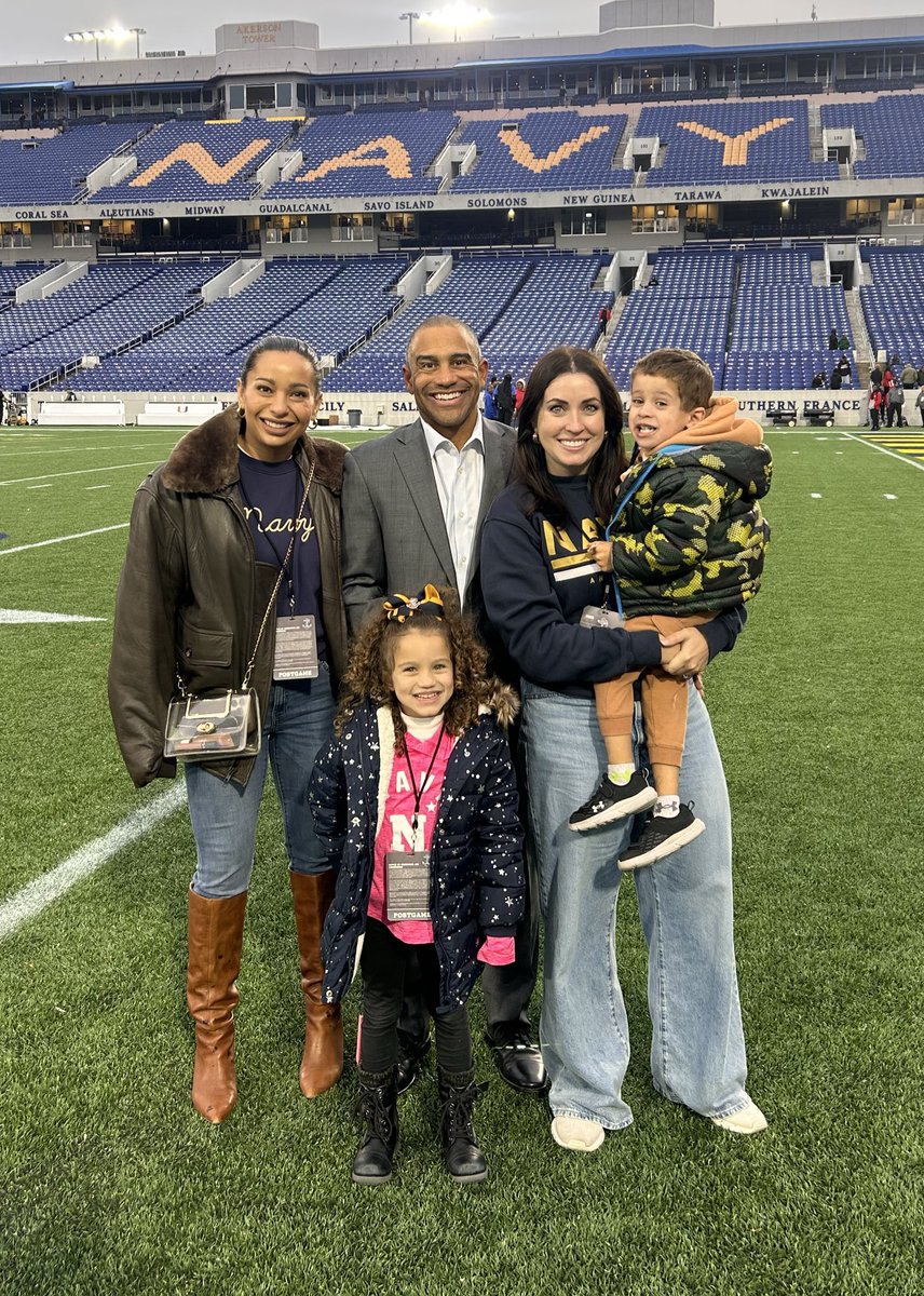 epanglewis's tweet photo. Down goes #24 USF! So unbelievably proud of my coach and this team. What a fun year it’s been so far! #Navy #RollGoats https://t.co/OfcaADU3xH