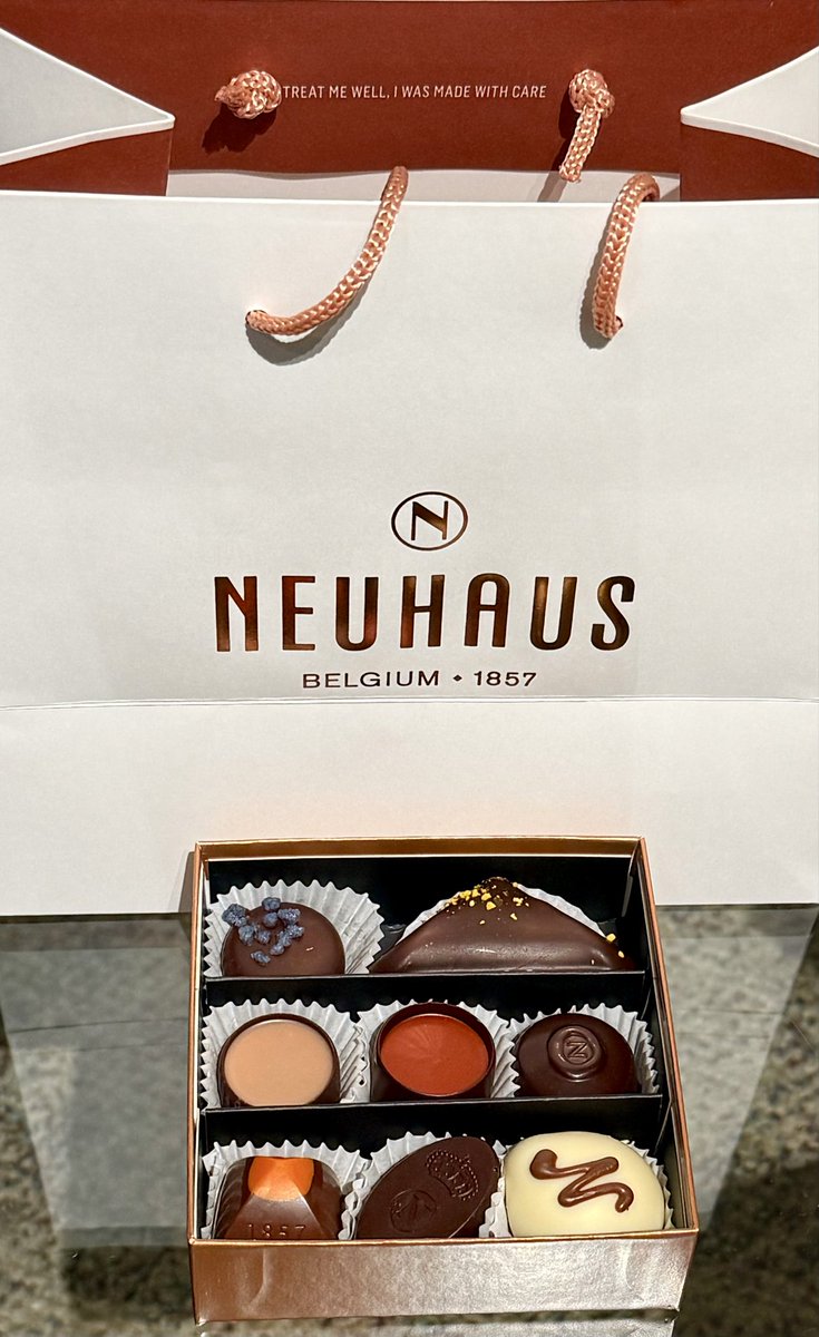 JorgeRedrovan94's tweet photo. As an Ecuadorian, I felt proud today 🇪🇨Neuhaus chocolates, use cacao from only two places: Ecuador and West Africa. And Ecuadorian cacao has been recognized as one of the best in the world, so finding this in the heart of Manhattan made my day.
Bought this box to try it. 🍫🇪🇨 https://t.co/2aUAj7pQTl