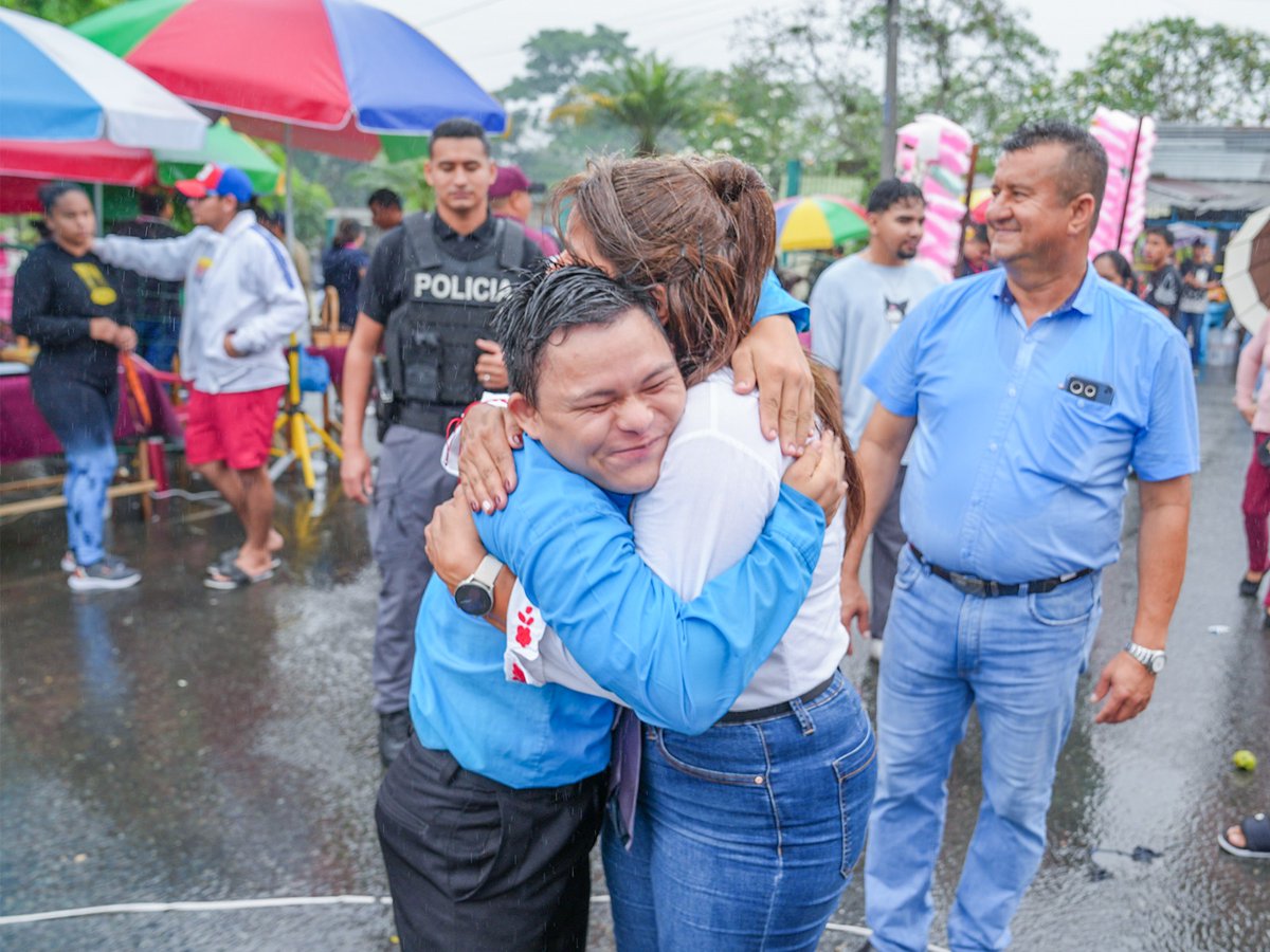 Participé de esta jornada electoral ejerciendo mi derecho al voto, hoy nos acompañó la lluvia y nos mojamos un poco, pero lo que más me llevo de este día es todas las muestras de cariño que recibí, y estar compartiendo siempre con nuestra gente. ¡Que viva la democracia! 🇪🇨