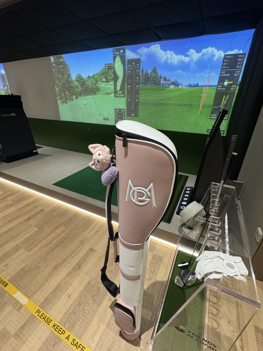 PuehlerN11618's tweet photo. 🏌️‍♀️インドアゴルフ練習中！   187.9ヤード、ナイスショット✔️ かわいいギアに囲まれて、快適な空間でのんびり練習中🧸💕

#ゴルフ女子 #インドアゴルフ #ナイスショット #ライアンと一緒 #東京ライフ https://t.co/EFx2dJ87bh