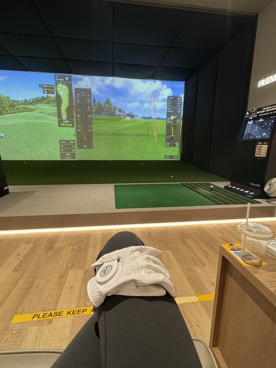 PuehlerN11618's tweet photo. 🏌️‍♀️インドアゴルフ練習中！   187.9ヤード、ナイスショット✔️ かわいいギアに囲まれて、快適な空間でのんびり練習中🧸💕

#ゴルフ女子 #インドアゴルフ #ナイスショット #ライアンと一緒 #東京ライフ https://t.co/EFx2dJ87bh