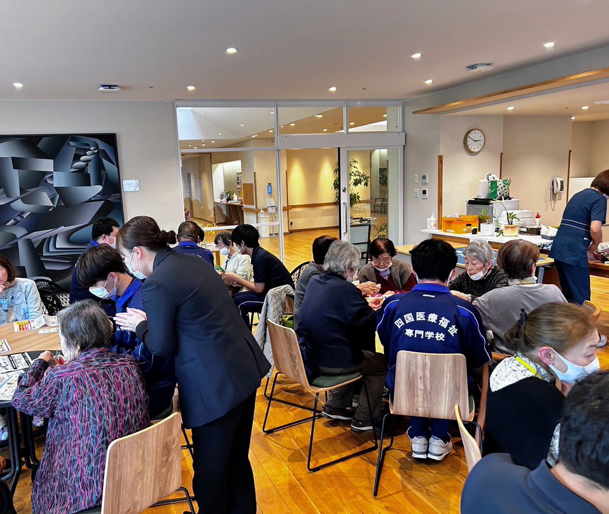 \\認知症カフェ//

認知症の患者や家族が地域の方々と交流できるカフェ「グレイスベース高松」で、介護福祉学科1年生がクリスマスの工作や体操を体験😉

明るく楽しい雰囲気で迎えてくださった皆様、ありがとうございました！

#グレイスベース高松
#介護福祉学科 
#四国医療福祉専門学校