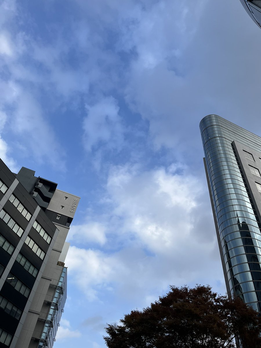 soeicreative's tweet image. おはようございます。
大阪中津は雲が多いですが、わりに温かい朝を迎えています。
でも明日からはどんどん寒くなっていくとのこと。
寒さに負けずに今週もがんばります！
#企業公式が地元の天気を言い合う
#イマソラ