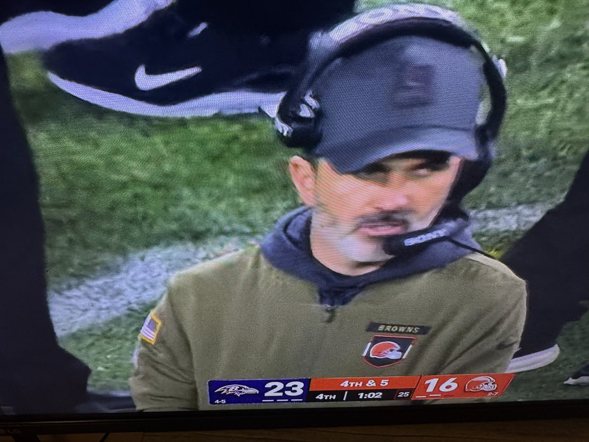 Please note Kevin Stefanski not even acknowledging Shedeur Sanders in a timeout with a whole game on the line. Get this guy all the way out of Cleveland #Browns #Ravens