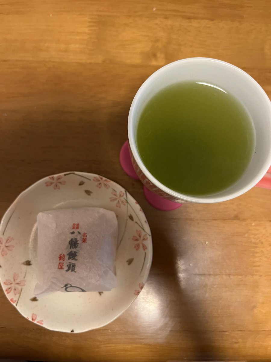 CekdU7HSfO09D74's tweet image. おやつの時間
おはようございます😊
北九州の今は晴れ。
今日は有給をもらい自宅で過ごします。
昨夜のおやつは八幡饅頭。
北九州の八幡駅近くにお店を構えるザ、八幡のお菓子。白餡しっとり、皮サクホロのお饅頭です💕
今朝は1人のコーヒーを引き立てる甘味。
今から少し庭仕事。やるぞ〜💪