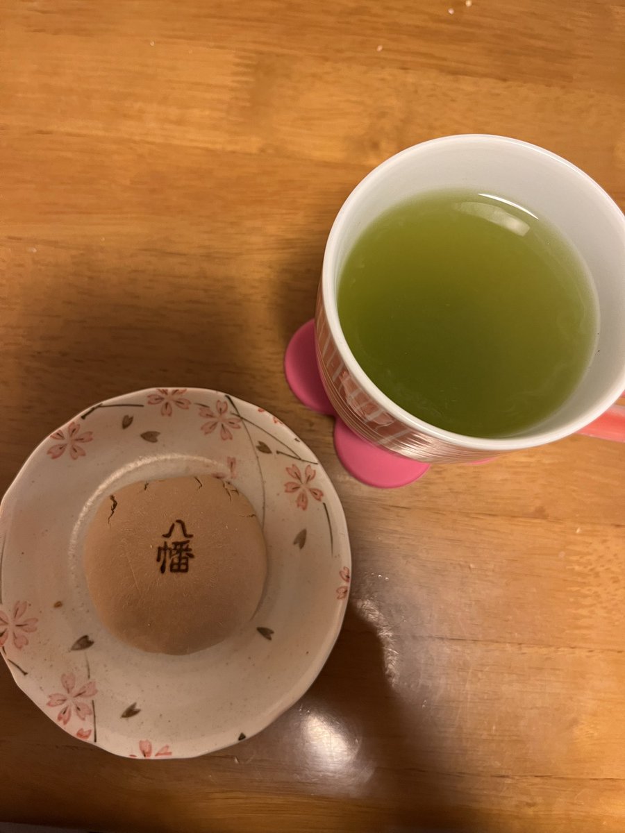 CekdU7HSfO09D74's tweet image. おやつの時間
おはようございます😊
北九州の今は晴れ。
今日は有給をもらい自宅で過ごします。
昨夜のおやつは八幡饅頭。
北九州の八幡駅近くにお店を構えるザ、八幡のお菓子。白餡しっとり、皮サクホロのお饅頭です💕
今朝は1人のコーヒーを引き立てる甘味。
今から少し庭仕事。やるぞ〜💪