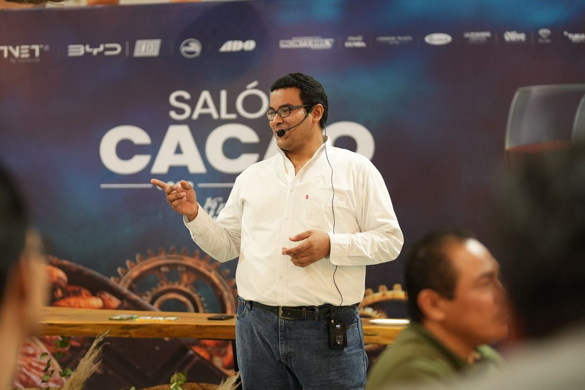 🍫📜 Un recorrido por la historia del cacao.
Isaí Córdova Sastré, de Punto Quebradero, presentó la degustación “El cacao y el chocolate a través de los tiempos” en el Salón Cacao, mostrando la evolución de sabores, técnicas y preparaciones que acompañan a este grano ancestral.🌿