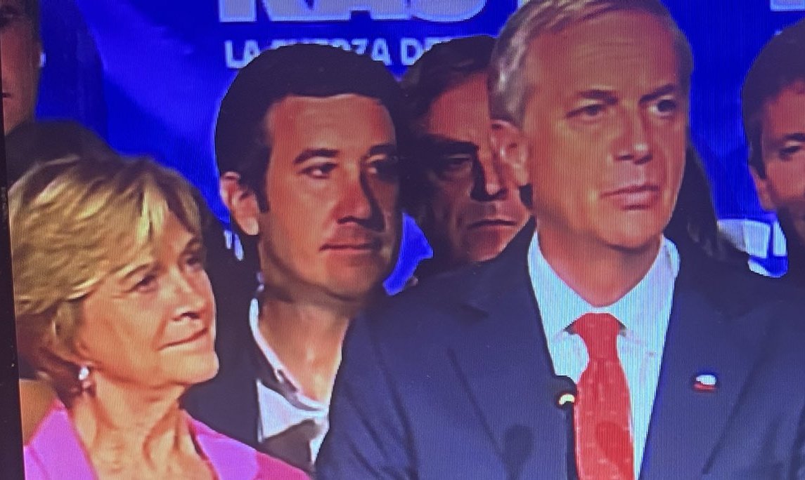 Kast, barrió el suelo con ella... y mírenla, míren como se arrastra...!!!