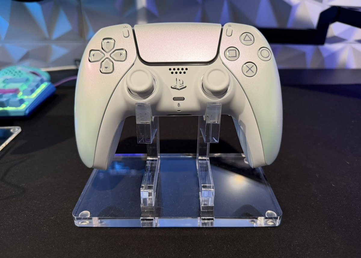 CDLHater's tweet image. Teaming up with @PulzeController to giveaway this custom PS5 controller (TMR sticks, 2 back buttons, mouse click bumpers &amp;amp; triggers) for the BO7 season!

How to enter:
- Like &amp;amp; Retweet this post
- Follow @CDLHater &amp;amp; @PulzeController 
- Comment #CDLHater 

Winner announced FRIDAY…