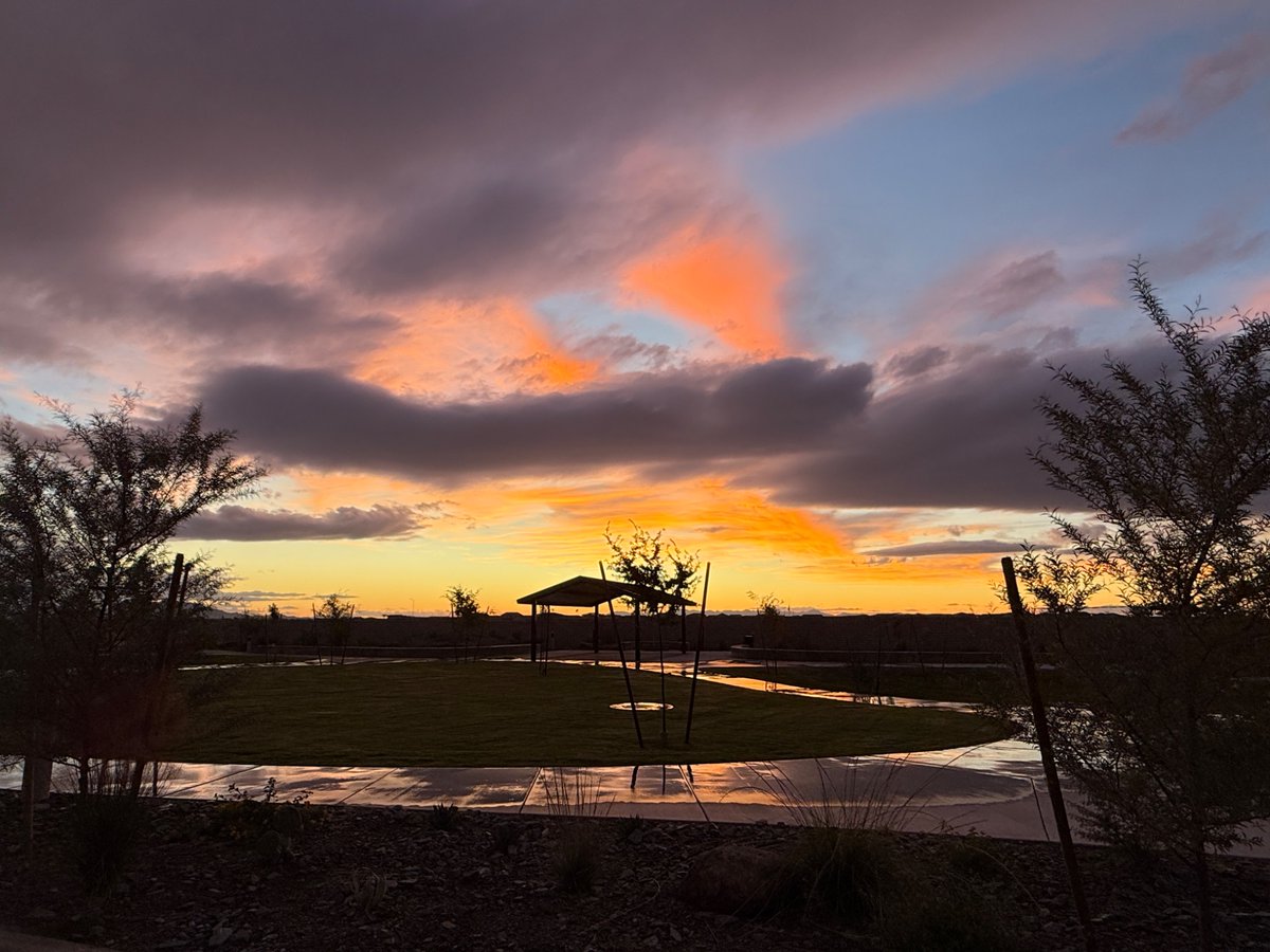 forecastupdates's tweet photo. Beautiful skies tonight above Mesa. #azwx https://t.co/1JrLTmXLDQ