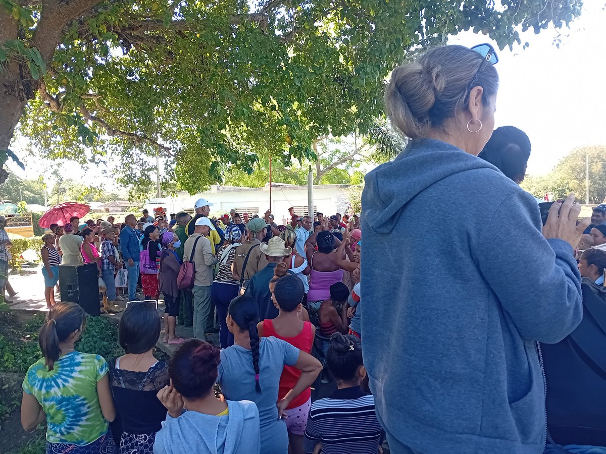 DeibiCruz2925's tweet photo. #DesdeAmancio. Encabezada por las principales autoridades, una representación de amancieros llegó  hasta la granmense comunidad de Guamo, con un donativo y un abrazo  solidario, para los afectados por el paso del huracán Melissa. #FuerzaCuba
#MujeresEnRevolución https://t.co/nwhHfyYH0a