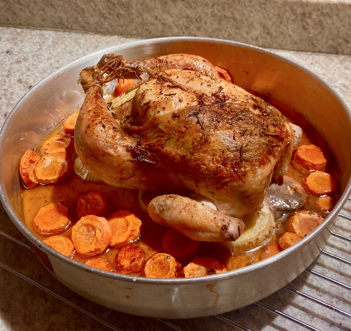 Me da un bajón emocional, miedo por la incertidumbre del futuro, autosaboteo. 

Automáticamente yo: “vamos a cocinar un pollo”