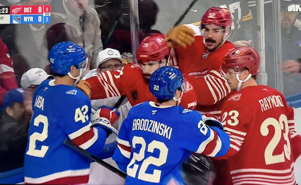 thats_bb_suzyn's tweet image. Color vs color hockey is just gorgeous. 

NHL needs to make this a regular thing.