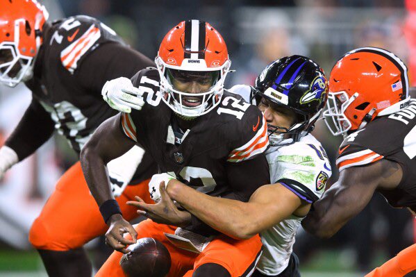 JonnyRoot_'s tweet photo. Shedeur Sanders NFL Debut:

4/16 
47 yards
1 INT
Took 2 sacks for -27 yards

😬😬😬😬😬😬😬😬 https://t.co/IupW1QTFXP