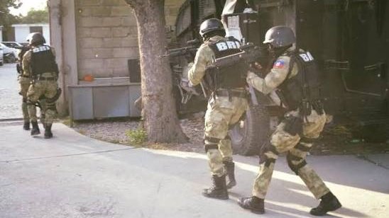 🔴 Haïti : La <a href="/pnh_officiel/">PNH</a> annonce, dans une vidéo publiée ce dimanche, la poursuite des opérations contre le redoutable gang 400 Mawozo, confirmant l’intensification des actions policières pour neutraliser ce groupe armé. #SkandalNews