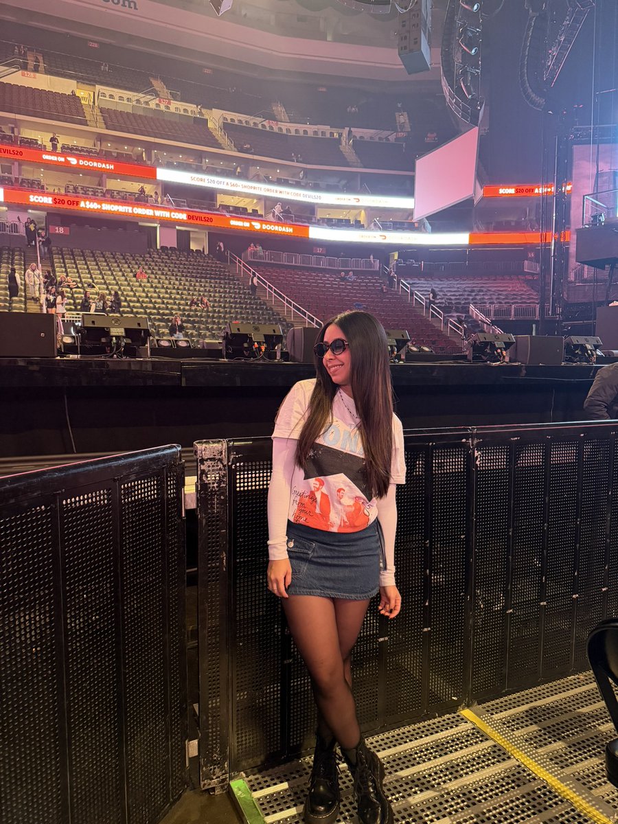 dirwction's tweet image. at jonas’s concert duhhh