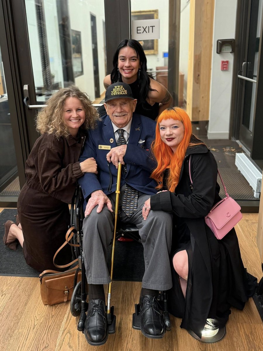 Feliz viendo a mi amigo el coronel Joseph A. Peterburs disfrutando de una gala en Washington junto a sus bisnietas luciendo la corbata que le regalé por su 98 cumpleaños.

La semana que viene cumple 101. ¡A por muchos más Joe!