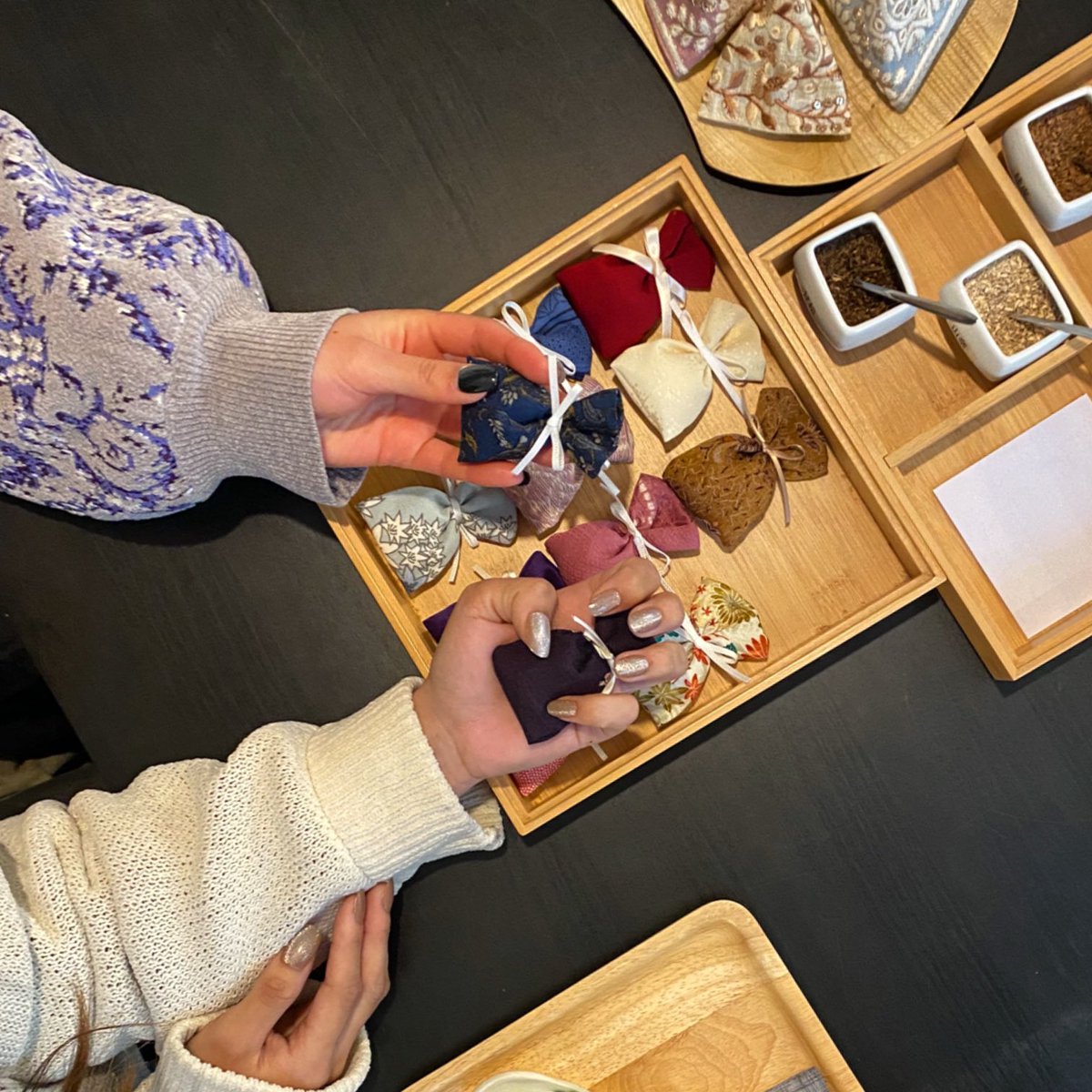 q11g4uDVTQwrb5a's tweet image. 箱根で働く友達を訪ねて浜松からやって来て一緒に小田原観光❣️遠くから訪ねてくれて嬉しいですね❤️思い出の香りづくりのあとはのんびり海散歩、ぬくぬくセーターが可愛いおふたり、女子トークも弾みますね☺️本日11/17(月)11時オープン、明日18日は箱根への豆皿の染付け出張WSの為、実店舗は店休です。