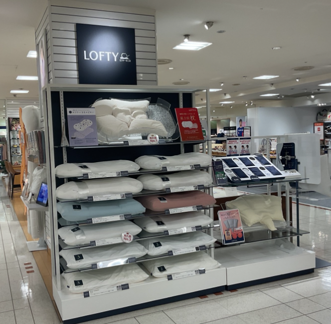 LOFTY_JP's tweet photo. 【＃ロフテー ＃大丸京都 店】
冬の枕ご体感フェア開催中📣

個室でゆったり体験✨
＃エアウィーヴ ＆ ロフテーの寝具を落ち着いた空間でお試しできます🛌

肩こりにお悩みの方必見！今だけ医師監修「肩ストレッチピロー」を期間限定販売🤷‍♀️

🗓️12月7日まで

👉ご予約はこちら
https://t.co/KRu5OXOBzD https://t.co/ieqJFvzP6A