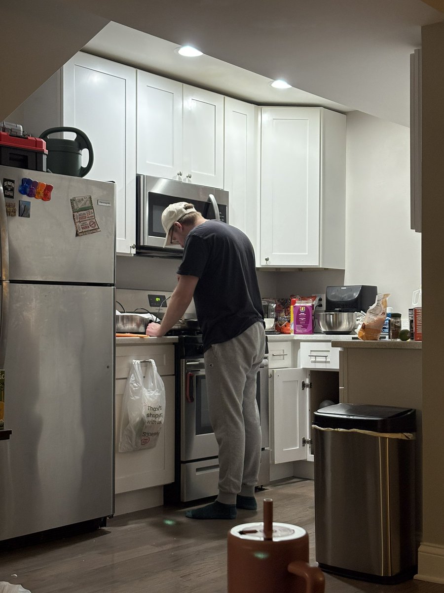 turdette__'s tweet photo. he has a concussion and he’s making me dinner https://t.co/VCxyt2CEaq