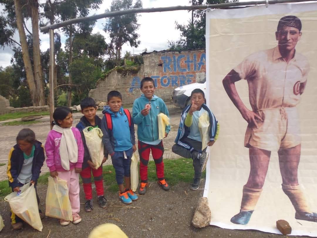 Creo que si no se entiende que esto es una pasión, y las pasiones son bastantes inexplicables, no se entiende nada de lo que pasa en el fútbol - Fontanarrosa

Sumate al partido por la educación en Arequipa donando una caja de colores 🎒⚽️

📸 Huancavelica 2016