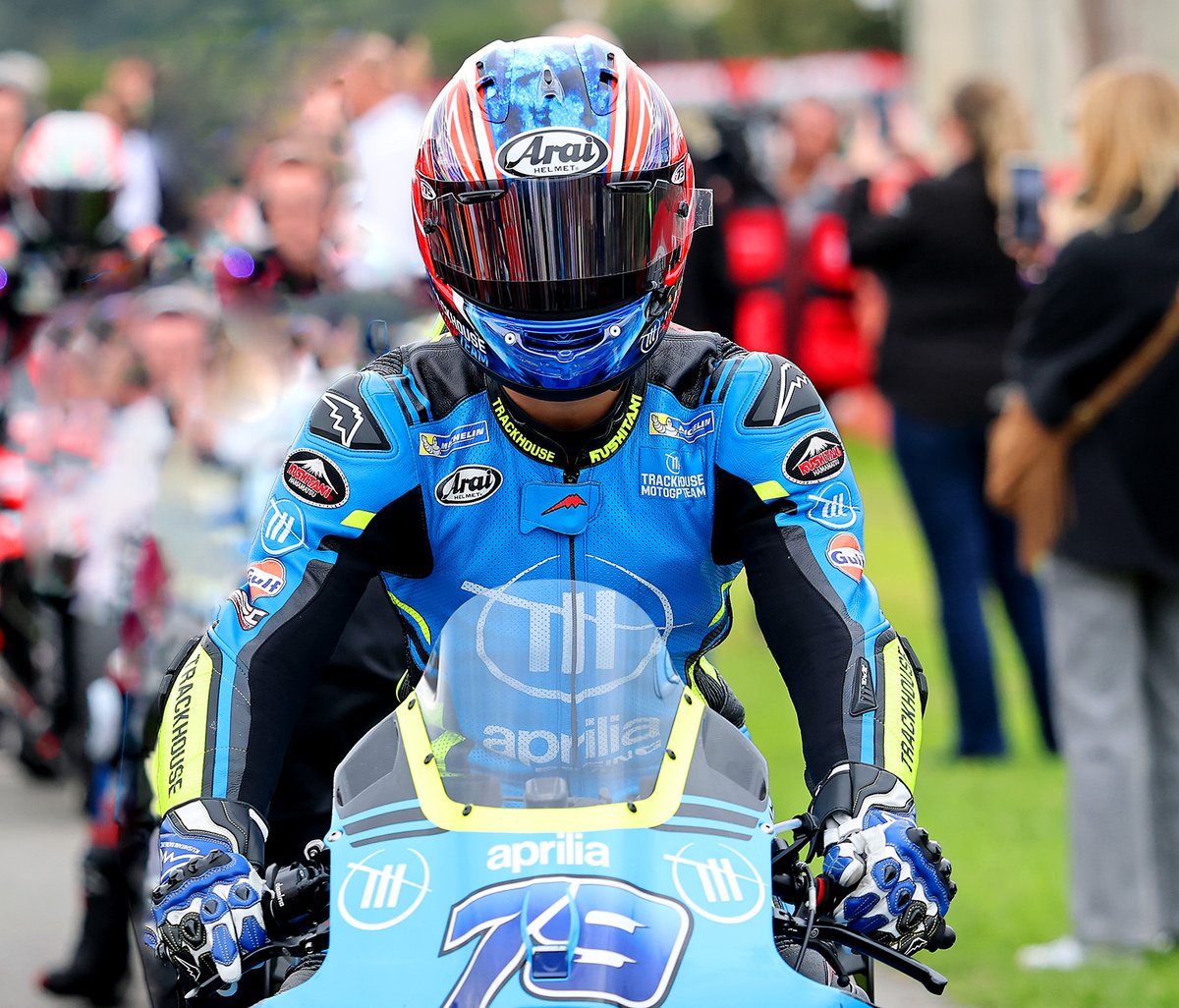 MotoGP最終戦バレンシアGP決勝、#小椋藍 選手は惜しくもリタイア。
初日PRで5番手好発進、Q2では12番手とやや位置を落としたものの、スプリントでは9番手まで巻き返し、手応えを感じていただけにこのリタイアは相当悔しかったはずです。来季はさらに力強いシーズンになるよう、心から期待しています。