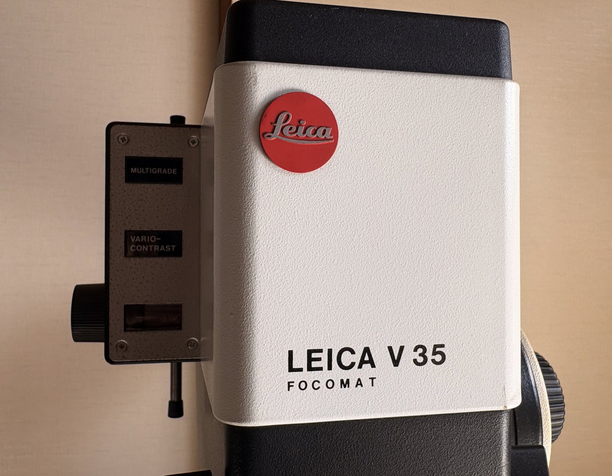 nokton3514's tweet image. 引伸機販売しますfocomatV35 最終Leica銘のWコンデンサータイプ。マルチグレード印画紙対応のVario-Contrastユニット。黒縁の出るANグラス付ネガキャリア。40mmのフォコターは曇るのでシュナイダーコンポノンの40mm。考えられる最高スペックです。15万円引取で。配送は業者不可なので実費です。求DM