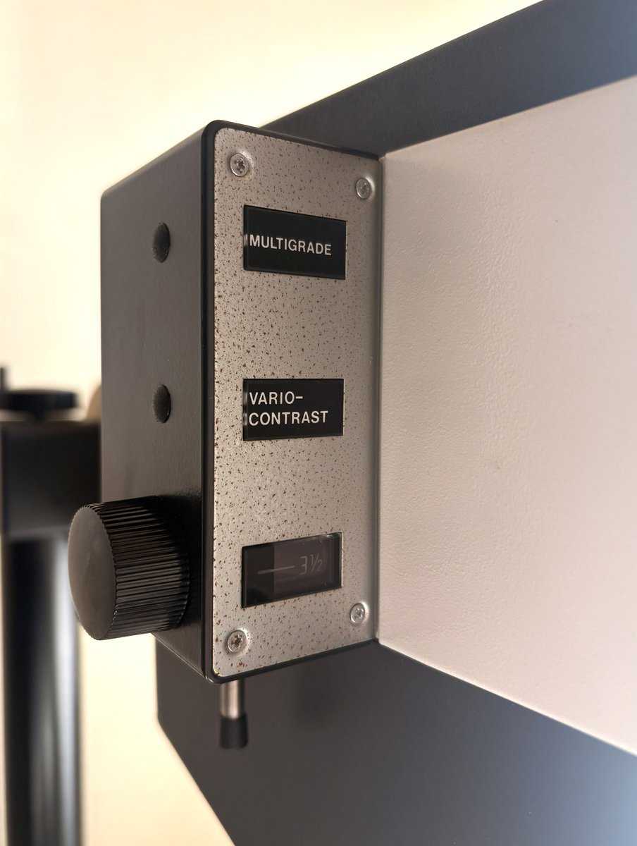 nokton3514's tweet image. 引伸機販売しますfocomatV35 最終Leica銘のWコンデンサータイプ。マルチグレード印画紙対応のVario-Contrastユニット。黒縁の出るANグラス付ネガキャリア。40mmのフォコターは曇るのでシュナイダーコンポノンの40mm。考えられる最高スペックです。15万円引取で。配送は業者不可なので実費です。求DM