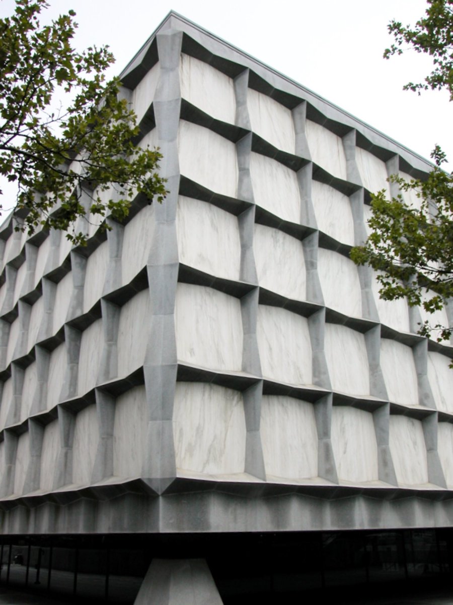 luusssso's tweet image. Yale University has a Brutalist rare book library and it is amazing