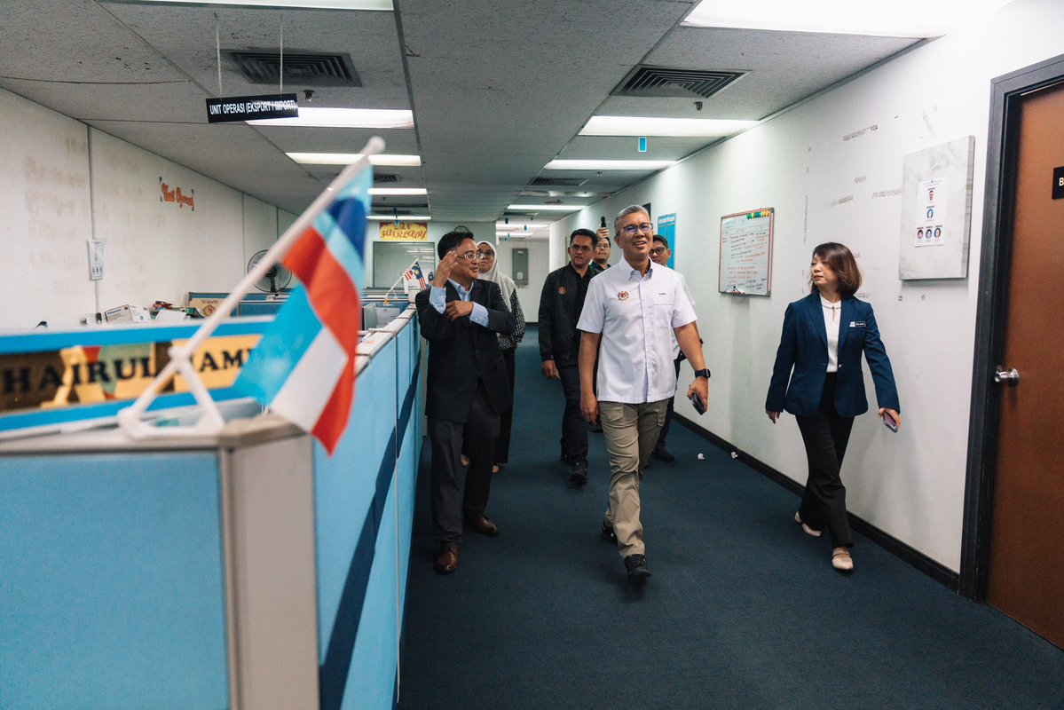 tzafrul_aziz's tweet image. Jutaan terima kasih kepada seluruh warga MITI Sabah serta agensi-agensi hebat—#MIDA, #MATRADE, #MPC, #MIDF, dan #SIRIM—atas komitmen, profesionalisme, dan semangat cemerlang sepanjang tempoh kerjasama kita.

Sokongan dan dedikasi warga MITI dan agensi adalah tunjang utama dalam…