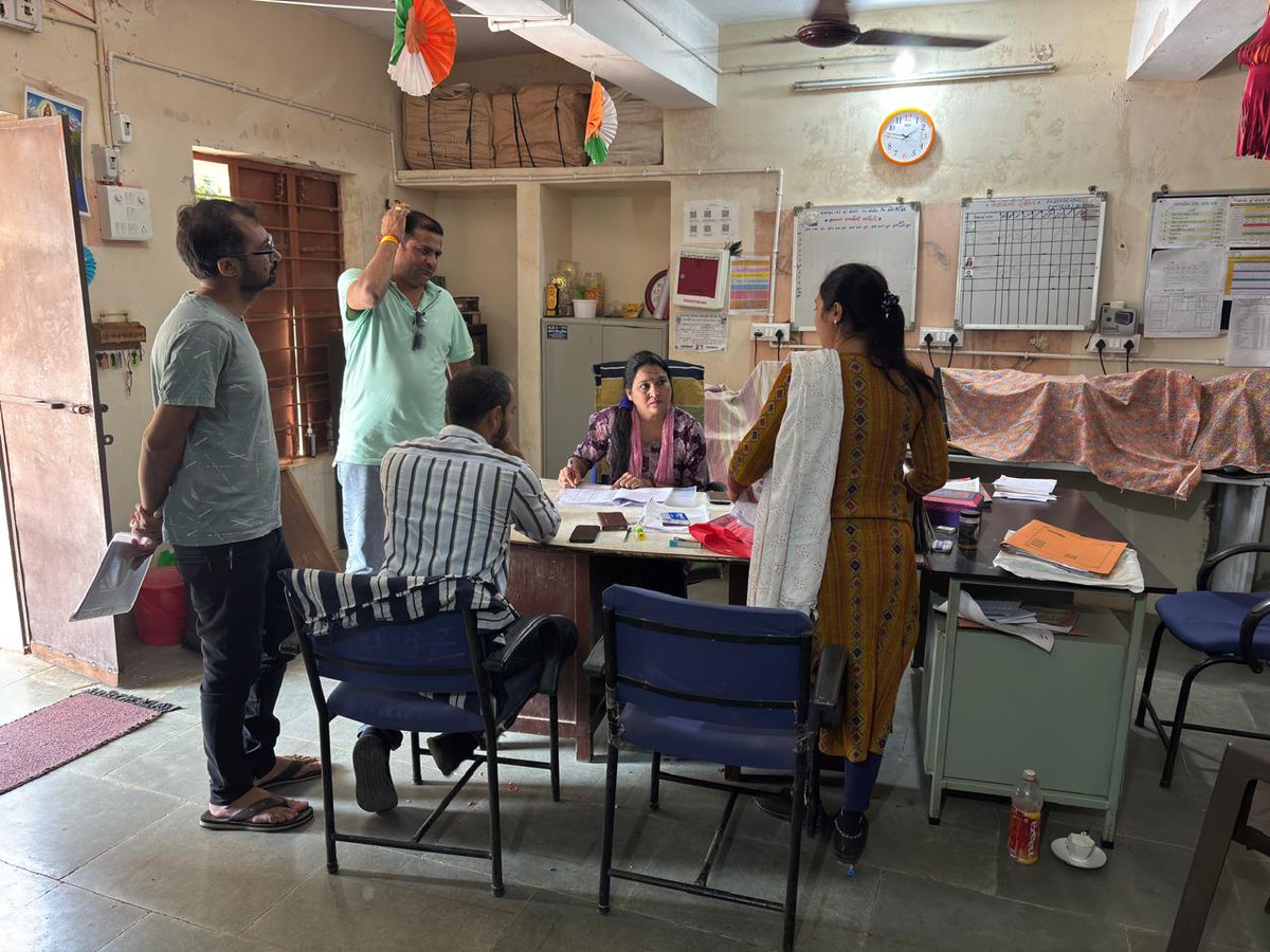airnews_abad's tweet photo. #chhotaudepur

#SIR અંતર્ગત ચાલતા કેમ્પનું સ્થળ નિરીક્ષણ કરતા પ્રાંત અધિકારી, નાયબ જિલ્લા ચૂંટણી અધિકારી અને મામલદાર

▶️ખાસ કેમ્પ અંતર્ગત તમામ BLO તેમના મતદાન મથક પર હાજર રહી માર્ગદર્શન પુરૂ પાડશે

@infocugog @collectorcu 

#AIRPics : રાજેશ રાઠવા https://t.co/rrIhwpSujT