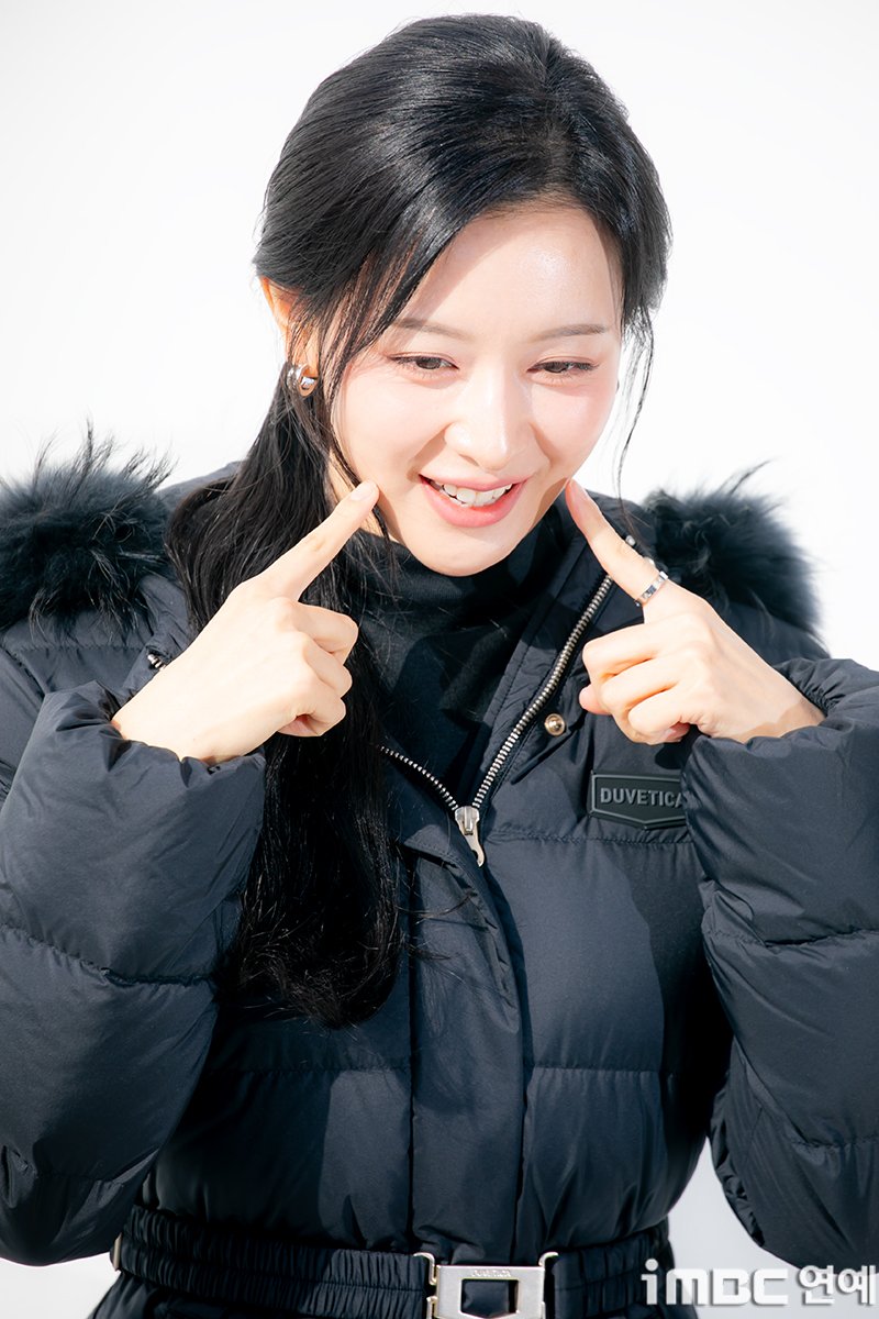 imbcenews's tweet image. [포토] 김지원, 민망해도 볼콕은 해야죠 
#김지원 #KimJiwon #듀베티카
#DUVETICA #포토콜_251117 [iMBC연예]

김지원은 포니테일 스타일로 묶은 헤어와 미니멀 액세서리. 블랙 반폴라 이너 티에 롱 패딩 및 가죽 부츠 등의 겨울 패션을 뽐냈다.

김지원은 추워진 날씨에도 불구 러블리한 모먼트와…