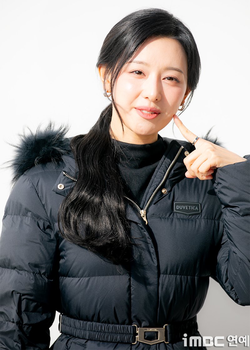 imbcenews's tweet photo. [포토] 김지원, 큐티 콕콕 
#김지원 #KimJiwon #듀베티카
#DUVETICA #포토콜_251117 [iMBC연예]

김지원은 포니테일 스타일로 묶은 헤어와 미니멀 액세서리. 블랙 반폴라 이너 티에 롱 패딩 및 가죽 부츠 등의 겨울 패션을 뽐냈다.

김지원은 추워진 날씨에도 불구 러블리한 모먼트와 다양한 포즈를 취하며 겨울을 추앙했다.

⬇️고화질 Click Plz⬇️
https://t.co/65ZEGhnLSA